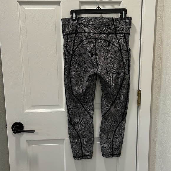 Lululemon - Picture 2 of 4